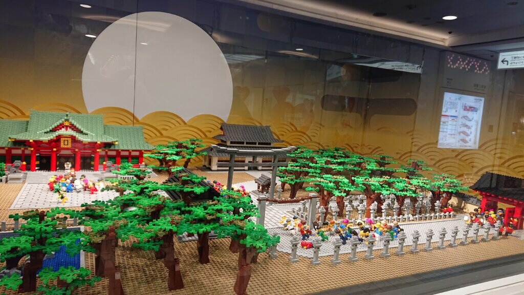 A LEGO diorama representing the fukuotoko race at Hankyu Umeda Station.