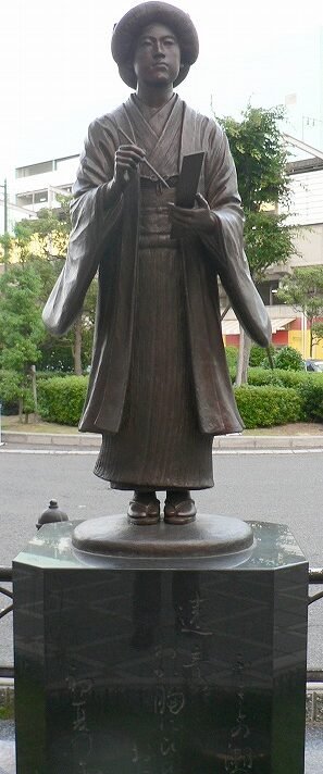 Statue of Yosano Akiko. Source: Wikipedia https://commons.wikimedia.org/wiki/File:Yosano_Akiko(bronze_statue).jpg